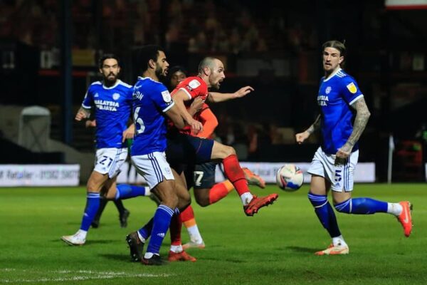 Soi kèo Luton Town vs Cardiff City, 2h45 ngày 1/2, Anh